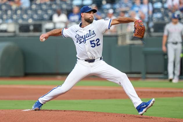 August 18, 2025: Kansas City Royals starting pitcher Michael Wacha (52) throws during the first inning of a baseball game against the Texas Rangers at Kauffman Stadium in Kansas City, MO. CSM Kansas City United States of America - ZUMAc04_ 20250818_zma_c04_006 Copyright: xDavidxSmithx