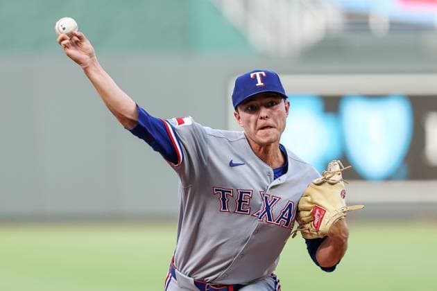 August 18, 2025: Texas Rangers starting pitcher Jack Leiter (35) warms up before the bottom of the first inning of a baseball game against the Kansas City Royals at Kauffman Stadium in Kansas City, MO. CSM Kansas City United States of America - ZUMAc04_ 20250818_zma_c04_011 Copyright: xDavidxSmithx