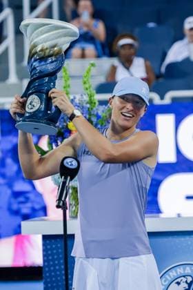 August 18, 2025, Mason, Ohio, USA: Iga Swiatek (POL) holds up the Rookwood Trophy after winning the WomenÃ¢â‚¬â ¢s Championship of the Cincinnati Open at the Lindner Family Tennis Center, Mason, Oh. Mason USA - ZUMAs304 20250818_zaf_s304_047 Copyright: xScottxStuartx