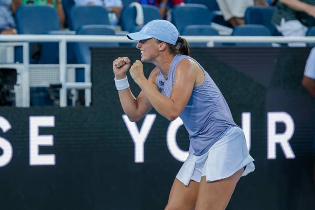August 18, 2025, Mason, Ohio, USA: Iga Swiatek (POL) celebrates after winning the WomenÃ¢â‚¬â ¢s Championship of the Cincinnati Open at the Lindner Family Tennis Center, Mason, Oh. Mason USA - ZUMAs304 20250818_zaf_s304_049 Copyright: xScottxStuartx