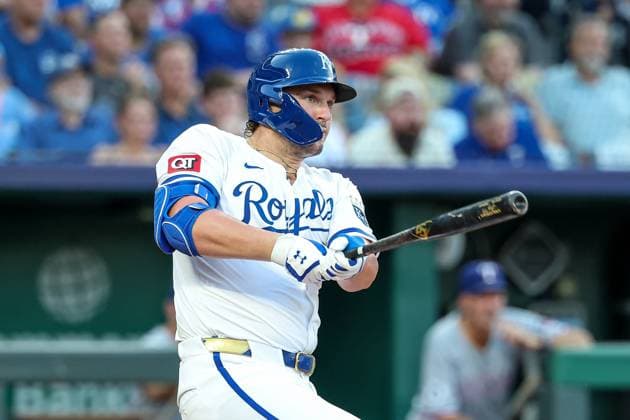 August 18, 2025: Kansas City Royals first baseman Vinnie Pasquantino (9) watches his two run home run during the third inning of a baseball game against the Texas Rangers at Kauffman Stadium in Kansas City, MO. CSM Kansas City United States of America - ZUMAc04_ 20250818_zma_c04_014 Copyright: xDavidxSmithx