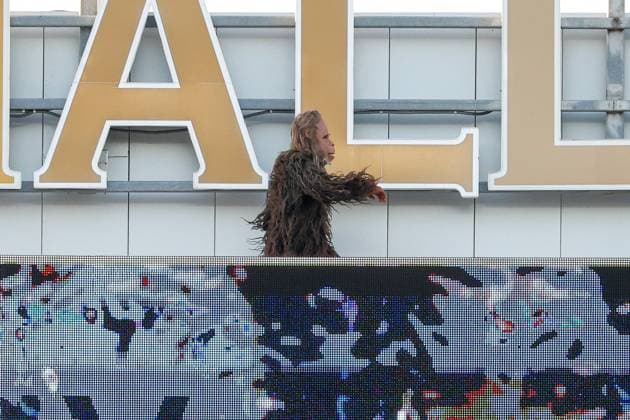 August 18, 2025: The Sasquatch is seen as Kansas City Royals first baseman Vinnie Pasquantino (9) homers during the third inning of a baseball game against the Texas Rangers at Kauffman Stadium in Kansas City, MO. CSM Kansas City United States of America - ZUMAc04_ 20250818_zma_c04_015 Copyright: xDavidxSmithx
