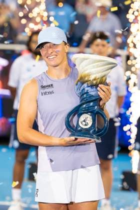 August 18, 2025, Mason, Ohio, USA: Mason, Ohio; Cincinnati Open Tennis Tournament - 2025 08 18 - Iga Swiatek beat opponent Jasmine Paolini in the finals of the tournament 7-5 6-4. - ZUMAPress Mason USA - ZUMAn24_ 20250818_zaf_n24_016 Copyright: xWallyxNellx