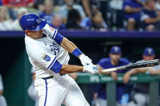 August 18, 2025: Kansas City Royals catcher Luke Maile (17) breaks his bat during the fifth inning of a baseball game against the Texas Rangers at Kauffman Stadium in Kansas City, MO. CSM Kansas City United States of America - ZUMAc04_ 20250818_zma_c04_024 Copyright: xDavidxSmithx