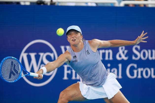 CINCINNATI, OH - AUGUST 18: Iga Swiatek of Poland hits a forehand during the championship match of the Cincinnati Open at the Lindner Family Tennis Center on August 18, 2025 in Mason, OH. (Photo by Ian Johnson Icon Sportswire) TENNIS: AUG 18 Cincinnati Open EDITORIAL USE ONLY Icon250818067