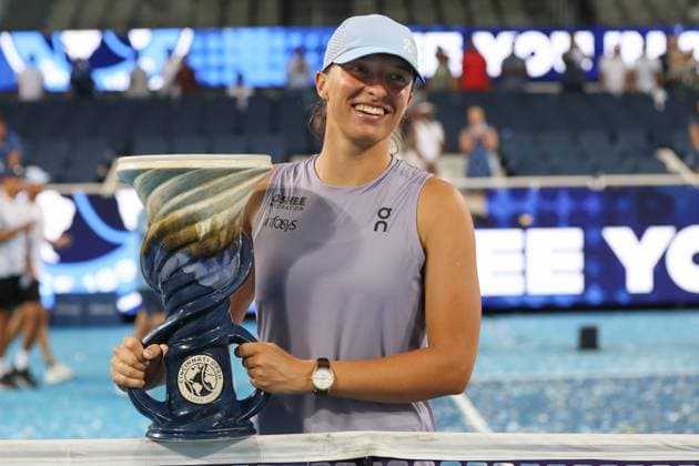 CINCINNATI, OH - AUGUST 18: Iga Swiatek of Poland poses with the Rookwood Cup after defeating Jasmine Paolini of Italy after the championship match at the Cincinnati Open at the Lindner Family Tennis Center on August 18, 2025 in Mason, OH. (Photo by Ian Johnson Icon Sportswire) TENNIS: AUG 18 Cincinnati Open EDITORIAL USE ONLY Icon250818041