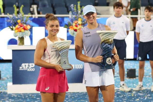 Sport Bilder des Tages CINCINNATI, OH - AUGUST 18: Iga Swiatek of Poland (right) poses with the Rookwood Cup and Jasmine Paolini of Italy after winning the championship match at the Cincinnati Open at the Lindner Family Tennis Center on August 18, 2025 in Mason, OH. (Photo by Ian Johnson Icon Sportswire) TENNIS: AUG 18 Cincinnati Open EDITORIAL USE ONLY Icon250818039