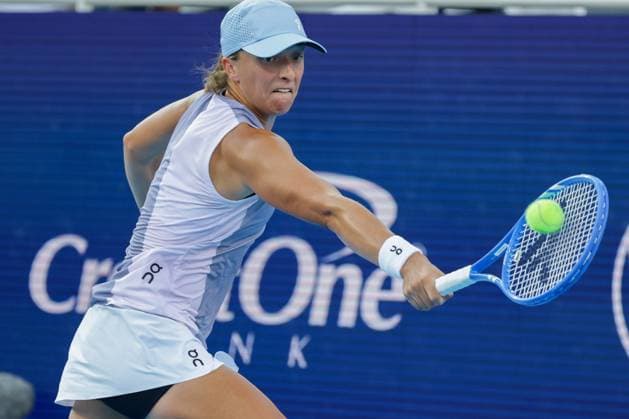 August 18, 2025, Mason, Ohio, USA: Iga Swiatek (POL) hits a backhand shot during the WomenÃ¢â‚¬â ¢s Championship of the Cincinnati Open at the Lindner Family Tennis Center, Mason, Oh. Mason USA - ZUMAs304 20250818_zaf_s304_061 Copyright: xScottxStuartx