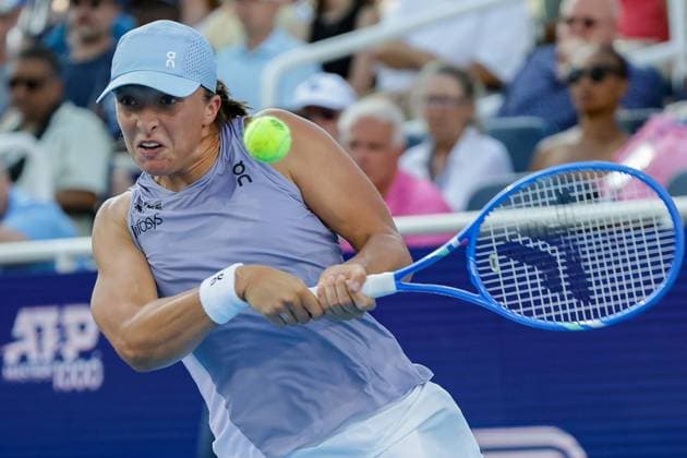 August 18, 2025, Mason, Ohio, USA: Iga Swiatek (POL) hits a two-handed backhand during the WomenÃ¢â‚¬â ¢s Championship of the Cincinnati Open at the Lindner Family Tennis Center, Mason, Oh. Mason USA - ZUMAs304 20250818_zaf_s304_072 Copyright: xScottxStuartx