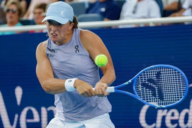 August 18, 2025, Mason, Ohio, USA: Iga Swiatek (POL) hits a two-handed backhand during the WomenÃ¢â‚¬â ¢s Championship of the Cincinnati Open at the Lindner Family Tennis Center, Mason, Oh. Mason USA - ZUMAs304 20250818_zaf_s304_101 Copyright: xScottxStuartx