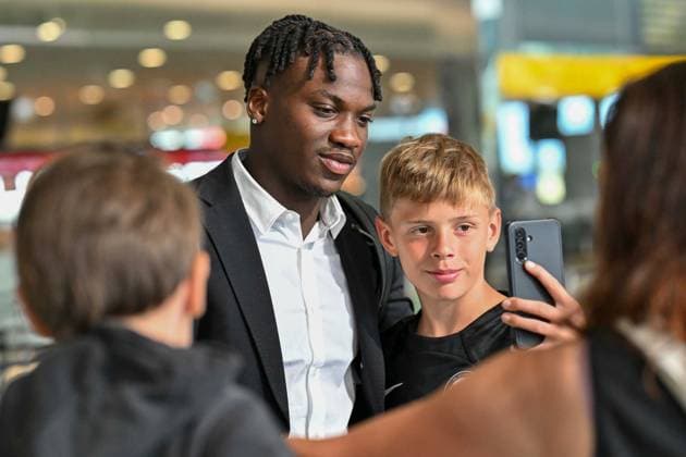 SOCCER - UEFA CL, Bodo vs Sturm FELDKIRCHEN,AUSTRIA,19.AUG.25 - SOCCER - UEFA Champions League, play off, FK Bodo Glimt vs SK Sturm Graz, preview, departure Sturm. Image shows Seedy Jatta (Sturm) with a fan.  GEPAxpictures xAvnixRetkoceri