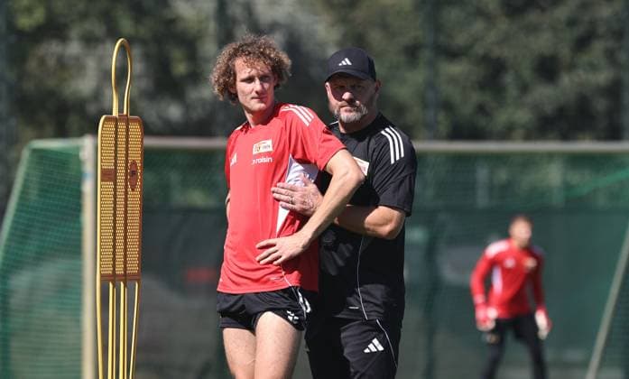 Coach Steffen Baumgart talks to Alex Kral Action Upper Body Sport Football Soccer Training 1 Bundesliga Men DFL Season 2025 2026 19 08 2025 1 FC Union Berlin FCU DFL regulations prohibit any use of photographs as image sequences and or quasi video