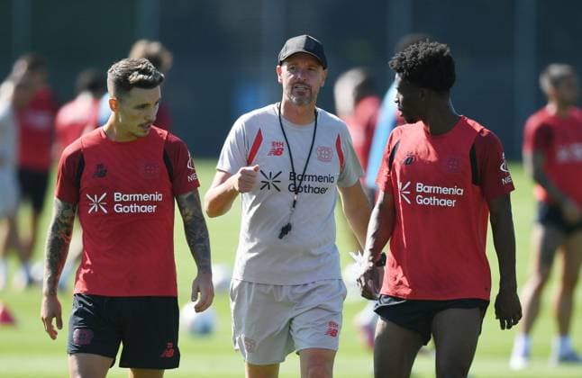 19 08 2025, xophax, Soccer , Soccer Bundesliga Season 2025 2026 Bayer 04 Leverkusen Bayer 04 Training Erik ten Hag , center and Alejandro Grimaldo ,left and Nathan Tella , right Leverkusen