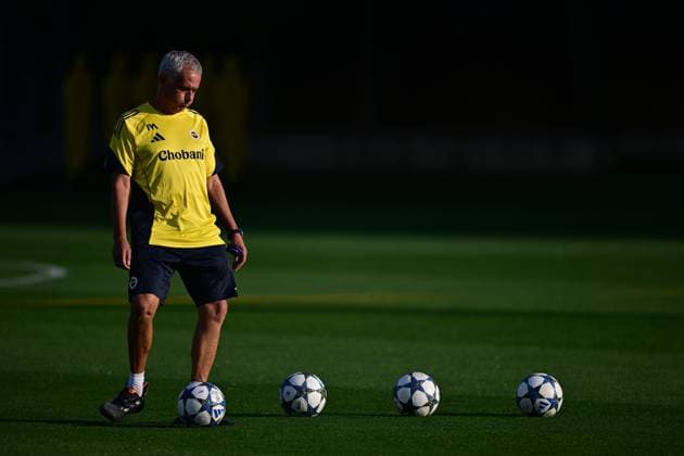 Ahead of Fenerbahce v Benfica - UEFA Champions League ISTANBUL, TURKIYE - AUGUST 19: Fenerbahce head coach Jose Mourinho attends at the last training ahead of the UEFA Champions League playoff first leg match against Portugal s Benfica team at the Chobani Stadium in Istanbul, Turkiye on August 19, 2025. Serhat Cagdas Anadolu Istanbul Turkey. Editorial use only. Please get in touch for any other usage.  Copyright: x2025xAnadoluxSerhatxCagdasx