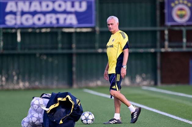 Ahead of Fenerbahce v Benfica - UEFA Champions League ISTANBUL, TURKIYE - AUGUST 19: Fenerbahce head coach Jose Mourinho attends at the last training ahead of the UEFA Champions League playoff first leg match against Portugal s Benfica team at the Chobani Stadium in Istanbul, Turkiye on August 19, 2025. Serhat Cagdas Anadolu Istanbul Turkey. Editorial use only. Please get in touch for any other usage.  Copyright: x2025xAnadoluxSerhatxCagdasx