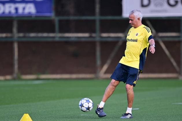 Ahead of Fenerbahce v Benfica - UEFA Champions League ISTANBUL, TURKIYE - AUGUST 19: Fenerbahce head coach Jose Mourinho attends at the last training ahead of the UEFA Champions League playoff first leg match against Portugal s Benfica team at the Chobani Stadium in Istanbul, Turkiye on August 19, 2025. Serhat Cagdas Anadolu Istanbul Turkey. Editorial use only. Please get in touch for any other usage.  Copyright: x2025xAnadoluxSerhatxCagdasx