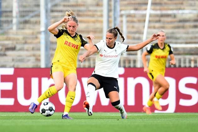 Soccer Women DFB Cup Season 2025 2026 Borussia Dortmund Borussia Mönchengladbach on 19 08 2025 at Stadion Rote Erde in Dortmund Annika Enderle Borussia Dortmund , left Yvonne Zielinski Borussia Mönchengladbach , right North Rhine-Westphalia Germany
