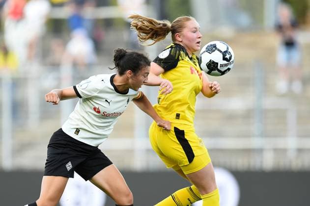 Soccer Women DFB Cup Season 2025 2026 Borussia Dortmund Borussia Mönchengladbach on 19 08 2025 at Stadion Rote Erde in Dortmund Kristina Bartsch Borussia Mönchengladbach , left Ronja Leubner Borussia Dortmund , right Nordrhein Westfalen Germany