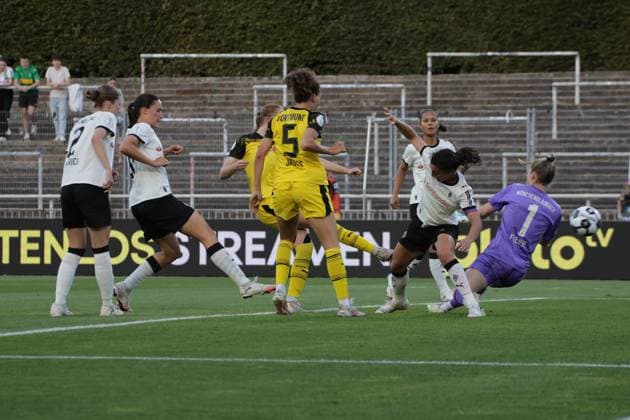 19 08 2025, xgrfx, Football DFB Cup Final Womens Playoffs , Borussia Dortmund Borussia Mönchengladbach v l Tor, Ronja Leubner Borussia Dortmund DFL DFB REGULATIONS PROHIBIT ANY USE OF PHOTOGRAPHS as IMAGE SEQUENCES and or QUASI VIDEO Dortmund