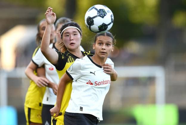 Soccer Women DFB Cup Season 2025 2026 Borussia Dortmund Borussia Mönchengladbach on 19 08 2025 at Stadion Rote Erde in Dortmund Alina Abdii Borussia Mönchengladbach , front Sara Ito Borussia Dortmund , back Nordrhein Westfalen Germany