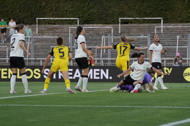 19 08 2025, xgrfx, Football DFB Cup Final Womens Playoffs , Borussia Dortmund Borussia Mönchengladbach v l Tor, Ronja Leubner Borussia Dortmund DFL DFB REGULATIONS PROHIBIT ANY USE OF PHOTOGRAPHS as IMAGE SEQUENCES and or QUASI VIDEO Dortmund