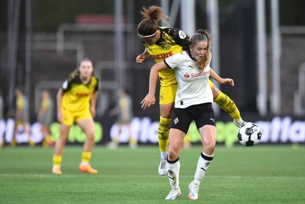 Soccer Women DFB Cup Season 2025 2026 Borussia Dortmund Borussia Mönchengladbach on 19 08 2025 at Stadion Rote Erde in Dortmund Sara Ito Borussia Dortmund , above Suus Van Der Drift Borussia Mönchengladbach , below North Rhine-Westphalia Germany