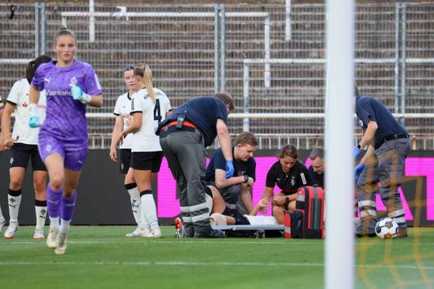 Dortmund, Germany 19 August 2025 DFB Cup Women 2025 2026 Borussia Dortmund vs Borussia Mönchengladbach In the picture Yvonne Zielinski Borussia Mönchengladbach , lying on the pitch, is injured so badly in the DFB Cup match that she has to be carried off on a stretcher DFB regulations prohibit any use of photographs as image sequences and or quasi video Stadion Rote Erde Nordrhein Westfalen Copyright: xFotostandx xFantinix