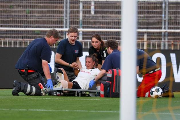 Dortmund, Germany 19 August 2025 DFB Cup Women 2025 2026 Borussia Dortmund vs Borussia Mönchengladbach In the picture Yvonne Zielinski Borussia Mönchengladbach , lying on the pitch, is injured so badly in the DFB Cup match that she has to be carried off on a stretcher DFB regulations prohibit any use of photographs as image sequences and or quasi video Stadion Rote Erde Nordrhein Westfalen Copyright: xFotostandx xFantinix