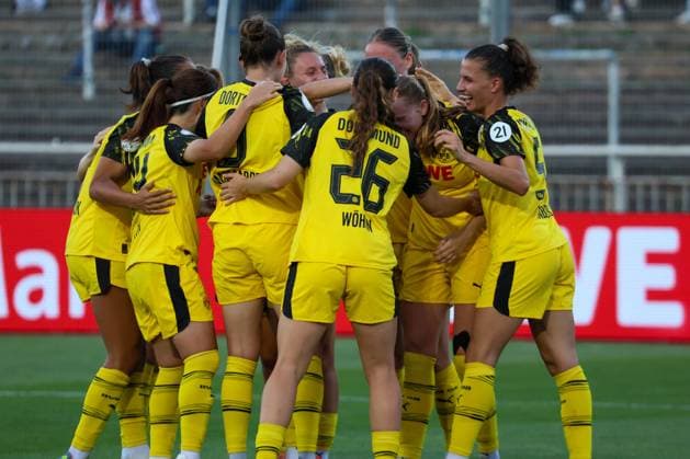 Dortmund, Germany 19 August 2025 DFB Pokal Women 2025 2026 Borussia Dortmund vs Borussia Mönchengladbach In the picture goal scorer Ronja Leubner BVB , hidden in the picture, scores the goal to 1 0 for Borussia Dortmund and cheers with her teammates DFB regulations prohibit any use of photographs as image sequences and or quasi video Stadion Rote Erde Nordrhein Westfalen Copyright: xFotostandx xFantinix