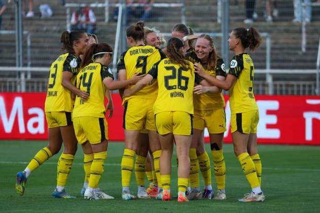 Dortmund, Germany 19 August 2025 DFB Pokal Women 2025 2026 Borussia Dortmund vs Borussia Mönchengladbach In the picture goal scorer Ronja Leubner BVB , from the right the second in the picture, scores the goal to 1 0 for Borussia Dortmund and cheers with her teammates DFB regulations prohibit any use of photographs as image sequences and or quasi video Stadion Rote Erde Nordrhein Westfalen Copyright: xFotostandx xFantinix