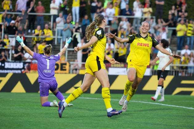Dortmund, Germany 19 August 2025 DFB Pokal Women 2025 2026 Borussia Dortmund vs Borussia Mönchengladbach In the picture from left the second goal scorer Annika Enderle BVB scores the goal to 2 0 for Borussia Dortmund and cheers DFB regulations prohibit any use of photographs as image sequences and or quasi video Stadion Rote Erde Nordrhein Westfalen Copyright: xFotostandx xFantinix