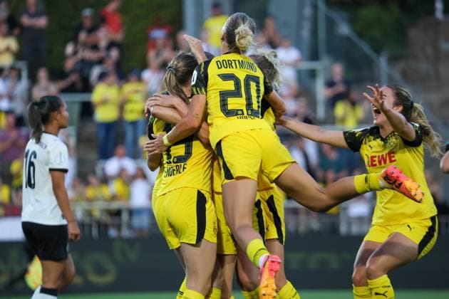 Dortmund, Germany 19 August 2025 DFB Pokal Women 2025 2026 Borussia Dortmund vs Borussia Mönchengladbach In the picture from left goal scorer Annika Enderle BVB scores the goal to 2 0 for Borussia Dortmund and cheers with her teammates DFB regulations prohibit any use of photographs as image sequences and or quasi video Stadion Rote Erde Nordrhein Westfalen Copyright: xFotostandx xFantinix