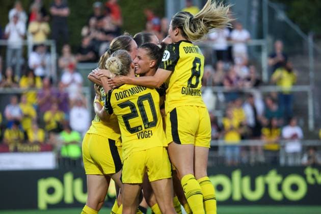 Dortmund, Germany 19 August 2025 DFB Pokal Women 2025 2026 Borussia Dortmund vs Borussia Mönchengladbach In the picture from left goal scorer Annika Enderle BVB scores the goal to 2 0 for Borussia Dortmund and cheers with her teammates DFB regulations prohibit any use of photographs as image sequences and or quasi video Stadion Rote Erde Nordrhein Westfalen Copyright: xFotostandx xFantinix