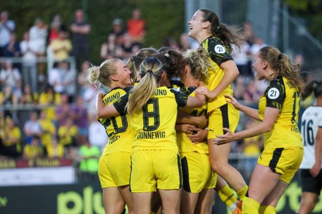 Dortmund, Germany 19 August 2025 DFB Pokal Women 2025 2026 Borussia Dortmund vs Borussia Mönchengladbach In the picture goal scorer Annika Enderle BVB , hidden in the picture, scores the goal to 2 0 for Borussia Dortmund and cheers with her teammates DFB regulations prohibit any use of photographs as image sequences and or quasi video Stadion Rote Erde Nordrhein Westfalen Copyright: xFotostandx xFantinix