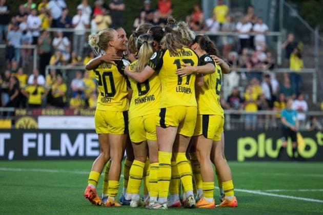 Dortmund, Germany 19 August 2025 DFB Pokal Women 2025 2026 Borussia Dortmund vs Borussia Mönchengladbach In the picture goal scorer Annika Enderle BVB , hidden in the picture, scores the goal to 2 0 for Borussia Dortmund and cheers with her teammates DFB regulations prohibit any use of photographs as image sequences and or quasi video Stadion Rote Erde Nordrhein Westfalen Copyright: xFotostandx xFantinix