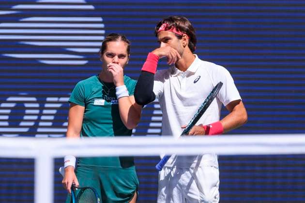 August 19, 2025, Flushing Meadows, New York, USA: Caty McNally and Lorenzo Musetti talk strategy during a mix doubles match against Naomi Osaka and Gael Monfils at the 2025 US Open at USTA Billie Jean King National Tennis Center on Tuesday August 19, 2025 in the Flushing neighborhood of the Queens borough of New York City. JAVIER ROJAS PI Flushing Meadows USA - ZUMAp124 20250819_zaa_p124_003 Copyright: xJavierxRojasx