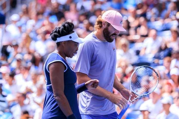 August 19, 2025, Flushing Meadows, New York, USA: Venus Williams and Reilly Opelka talk strategy during a mix doubles match against Karolina Muchova and Andrey Rublev at the 2025 US Open at USTA Billie Jean King National Tennis Center on Tuesday August 19, 2025 in the Flushing neighborhood of the Queens borough of New York City. JAVIER ROJAS PI Flushing Meadows USA - ZUMAp124 20250819_zaa_p124_027 Copyright: xJavierxRojasx