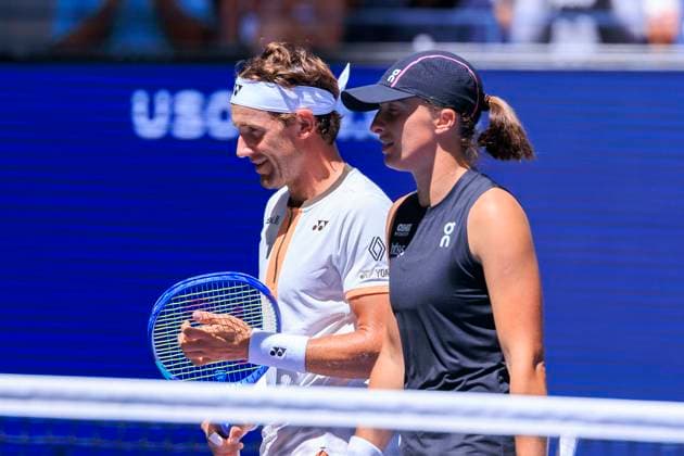 August 19, 2025, Flushing Meadows, New York, USA: Iga Swiatek and Casper Ruud talk strategy during a mix doubles match against Madison Keys and Frances Tiafoe at the 2025 US Open at USTA Billie Jean King National Tennis Center on Tuesday August 19, 2025 in the Flushing neighborhood of the Queens borough of New York City. JAVIER ROJAS PI Flushing Meadows USA - ZUMAp124 20250819_zaa_p124_039 Copyright: xJavierxRojasx