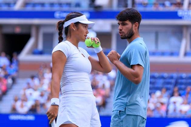 August 19, 2025, Flushing Meadows, New York, USA: Emma Raducanu and Carlos Alcaraz talk strategy during a mix doubles match against Jessica Pegula and Jack Draper at the 2025 US Open at USTA Billie Jean King National Tennis Center on Tuesday August 19, 2025 in the Flushing neighborhood of the Queens borough of New York City. JAVIER ROJAS PI Flushing Meadows USA - ZUMAp124 20250819_zaa_p124_054 Copyright: xJavierxRojasx
