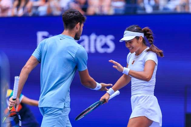 August 19, 2025, Flushing Meadows, New York, USA: Emma Raducanu and Carlos Alcaraz react after winning a point during a mix doubles match against Jessica Pegula and Jack Draper at the 2025 US Open at USTA Billie Jean King National Tennis Center on Tuesday August 19, 2025 in the Flushing neighborhood of the Queens borough of New York City. JAVIER ROJAS PI Flushing Meadows USA - ZUMAp124 20250819_zaa_p124_064 Copyright: xJavierxRojasx