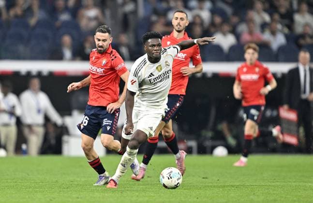 Real Madrid v Osasuna - La Liga MADRID, SPAIN - AUGUST 19: Aurelien Tchouameni (C) of Real Madrid in action against Moi Gomez (L) during the La Liga 1st week match between Real Madrid and Osasuna at Santiago Bernabeu in Madrid, Spain on August 19, 2025. Burak Akbulut Anadolu Madrid Spain. Editorial use only. Please get in touch for any other usage.  Copyright: x2025xAnadoluxBurakxAkbulutx