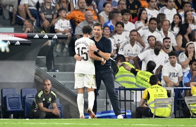 Real Madrid v Osasuna - La Liga MADRID, SPAIN - AUGUST 19: Arda Guler of Real Madrid greets Head Coach Xabi Alonso (R) during the La Liga 1st week match between Real Madrid and Osasuna at Santiago Bernabeu in Madrid, Spain on August 19, 2025. Burak Akbulut Anadolu Madrid Spain. Editorial use only. Please get in touch for any other usage.  Copyright: x2025xAnadoluxBurakxAkbulutx