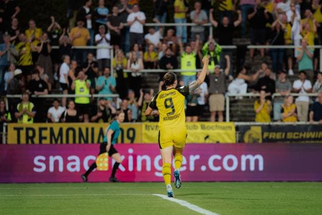 Dortmund, Germany, August 19th 2025 Dana Marquardt ( 9 - Borussia Dortmund) celebration of the goal for the 3:1 in front of fans during the DFB-Pokal play offs match between Borussia Dortmund and Borussia Mönchengladbach at Stadion Rote Erde, in Dortmund, Germany. (Gabor Baumgarten SPP) Copyright: xGaborxBaumgartenx xSPPx spp-en-GaBaSp-25_08_BVB_Gladbach_DFB Pokal-528342