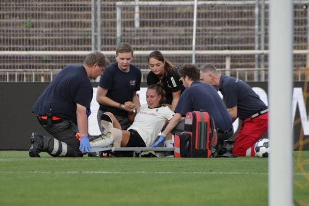 19 08 2025, xgrfx, Football DFB Cup Final Womens Playoffs , Borussia Dortmund Borussia Mönchengladbach v l Injury, Yvonne Zielinski Borussia Mönchengladbach DFL DFB REGULATIONS PROHIBIT ANY USE OF PHOTOGRAPHS as IMAGE SEQUENCES and or QUASI VIDEO Dortmund