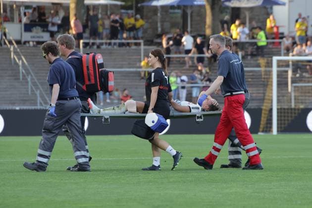 19 08 2025, xgrfx, Football DFB Cup Final Womens Playoffs , Borussia Dortmund Borussia Mönchengladbach v l Injury, Yvonne Zielinski Borussia Mönchengladbach DFL DFB REGULATIONS PROHIBIT ANY USE OF PHOTOGRAPHS as IMAGE SEQUENCES and or QUASI VIDEO Dortmund
