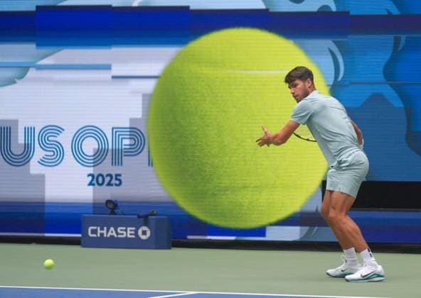 US Open 2025 - Mixed Doubles NEW YORK, UNITED STATES - AUGUST 19: Jessica Pegula of USA and Jack Draper of the United Kingdom play against Carlos Alcaraz (in the picture) of Spain and Emma Raducanu of the United Kingdom during the mixed doubles at USTA Billie Jean King National Tennis Center on August 19, 2025, in Queens, New York City, USA. Selcuk Acar Anadolu New York United States. Editorial use only. Please get in touch for any other usage.  Copyright: x2025xAnadoluxSelcukxAcarx