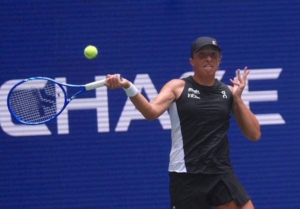 US Open 2025 - Mixed Doubles NEW YORK, UNITED STATES - AUGUST 19: Iga Swiatek (in the picture) of Poland and Casper Ruud (R) of Norway in action against Catherine McNally of the United States and Lorenzo Musetti of Italy in the quarter-final of the Mixed Doubles competition at USTA Billie Jean King National Tennis Center on Tuesday, August 19, 2025 in New York City, USA. Selcuk Acar Anadolu New York United States. Editorial use only. Please get in touch for any other usage.  Copyright: x2025xAnadoluxSelcukxAcarx