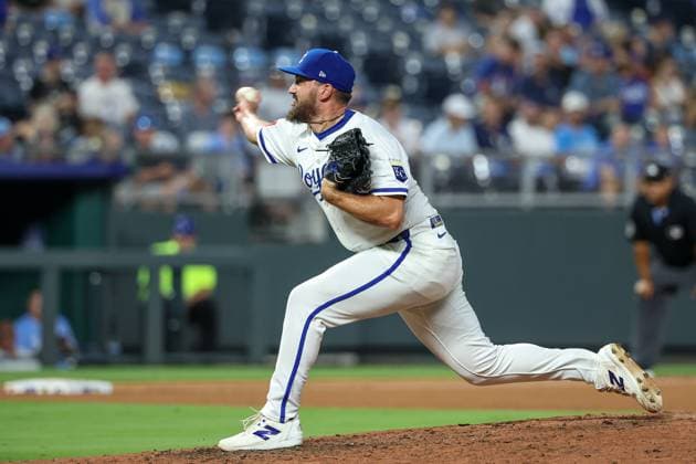 August 19, 2025: Kansas City Royals relief pitcher John Schreiber (46) throws during the ninth inning of a baseball game against the Texas Rangers at Kauffman Stadium in Kansas City, MO. CSM Kansas City United States of America - ZUMAc04_ 20250819_zma_c04_061 Copyright: xDavidxSmithx
