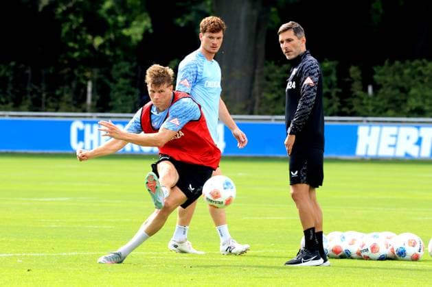 DEU, DFL, 2 FBL Hertha BSC, Training, 20 08 2025, Sportforum, Berlin, DEU, DFL, 2 FBL Hertha BSC, Training, in the picture Sebastian Groenning Hertha BSC Berlin 17 , Luca Schuler Hertha BSC Berlin 18 , Head coach Stefan Leitl Hertha BSC Berlin DFL regulations prohibit any use of Photographs as image sequences and or quasi video nordphotoxGmbHx xEngler nph00076