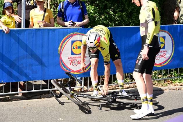 20 08 2025 xkhx Essen Zeche Zollverein Lidl Deutschland Tour 2025 Prologue 3.1 km Cyclist Wout van Aert BEL crashed on entry
